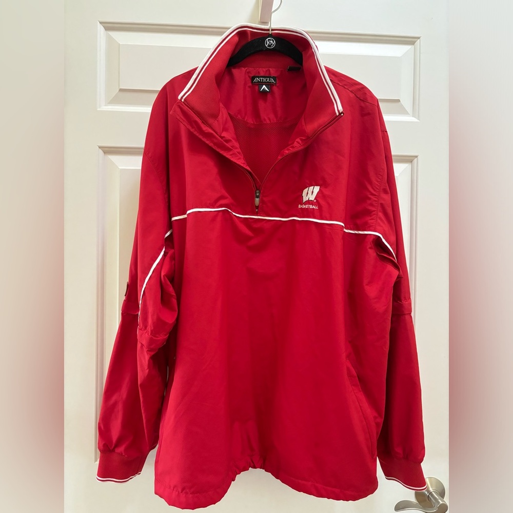 UW Wisconsin Men’s Red 1/4 Zip Pullover. Size XL